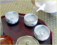 �A茶碗に湯を注ぎます。｢湯冷まし｣、｢湯量を計る｣、｢茶碗を温める｣の３つの役割