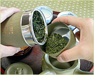 �B茶碗が温まる間に茶葉を計量